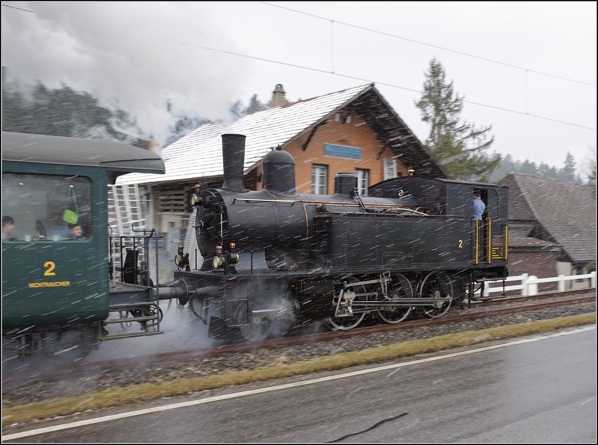 Dampflok Ed 3/4 Nr. 2 der Solothurn-Mnster-Bahn bei Husernmoos. Betreut wird die Lok durch den Verein historische Emmentalbahn. Mit im Gepck hat sie zwei vierachsige Leichtstahlplattformwagen und einen K2. Februar 2018. 