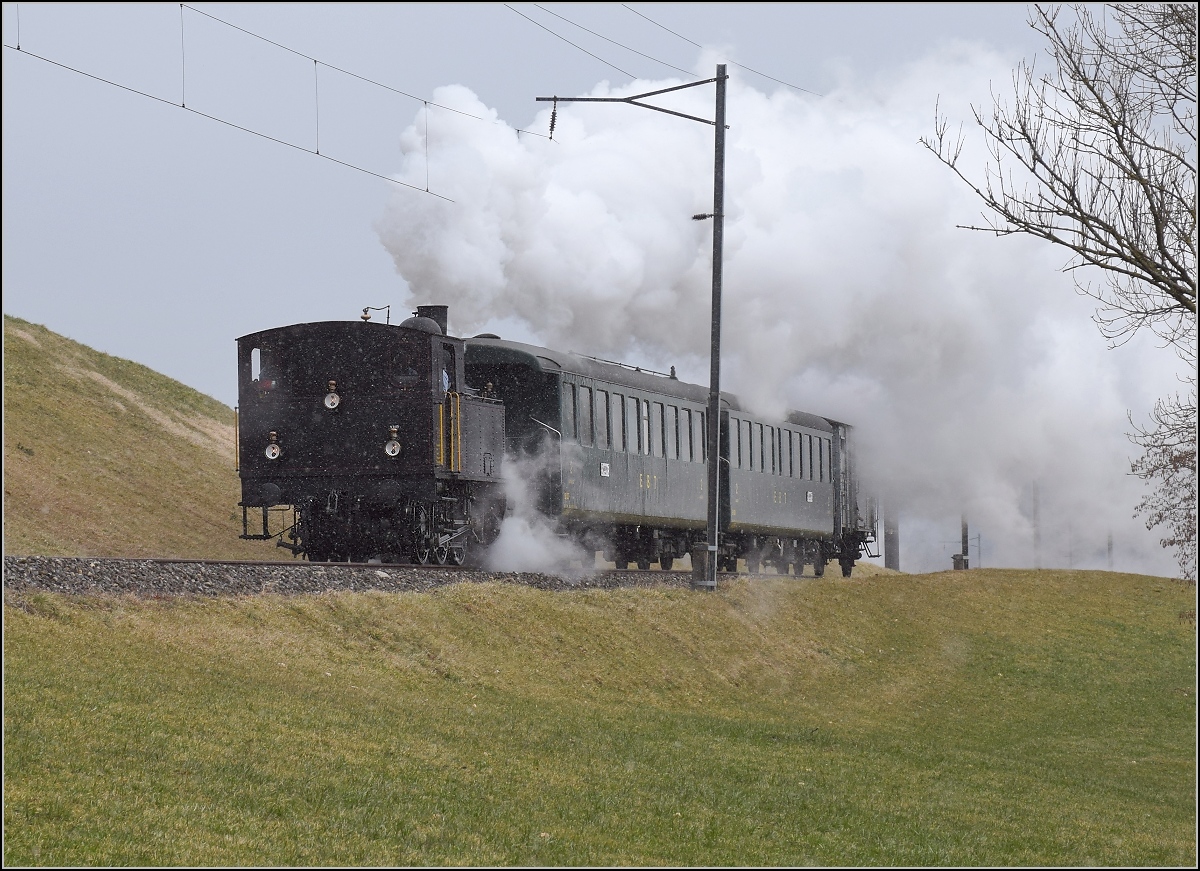 Dampflok Ed 3/4 Nr. 2 der Solothurn-Münster-Bahn bei Dürrenroth. Betreut wird die Lok durch den Verein historische Emmentalbahn. Mit im Gepäck hat sie zwei vierachsige Leichtstahlplattformwagen und einen K2. Februar 2018.