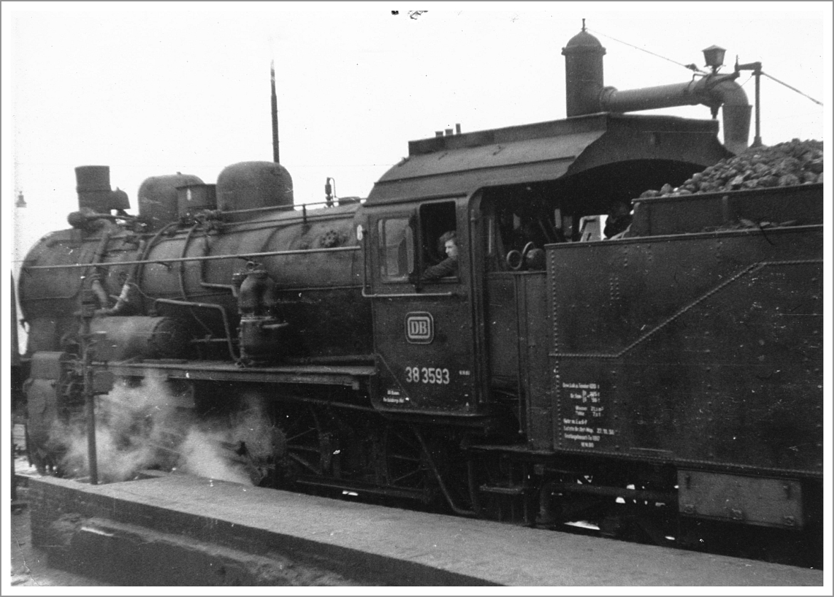 Dampflokomotive DB 38 3593, ex DR P8 3040 Elberfeld, aufgenommen 1958/59 von G. Wagener in Kln.

Die Preuische P 8 wurde 1921 bei F. Schichau in Elbing (Westpreuen) unter der Fabriknummer 2931 gebaut, am 20.06.1966 wurde sie im BW Dren ausgemustert.