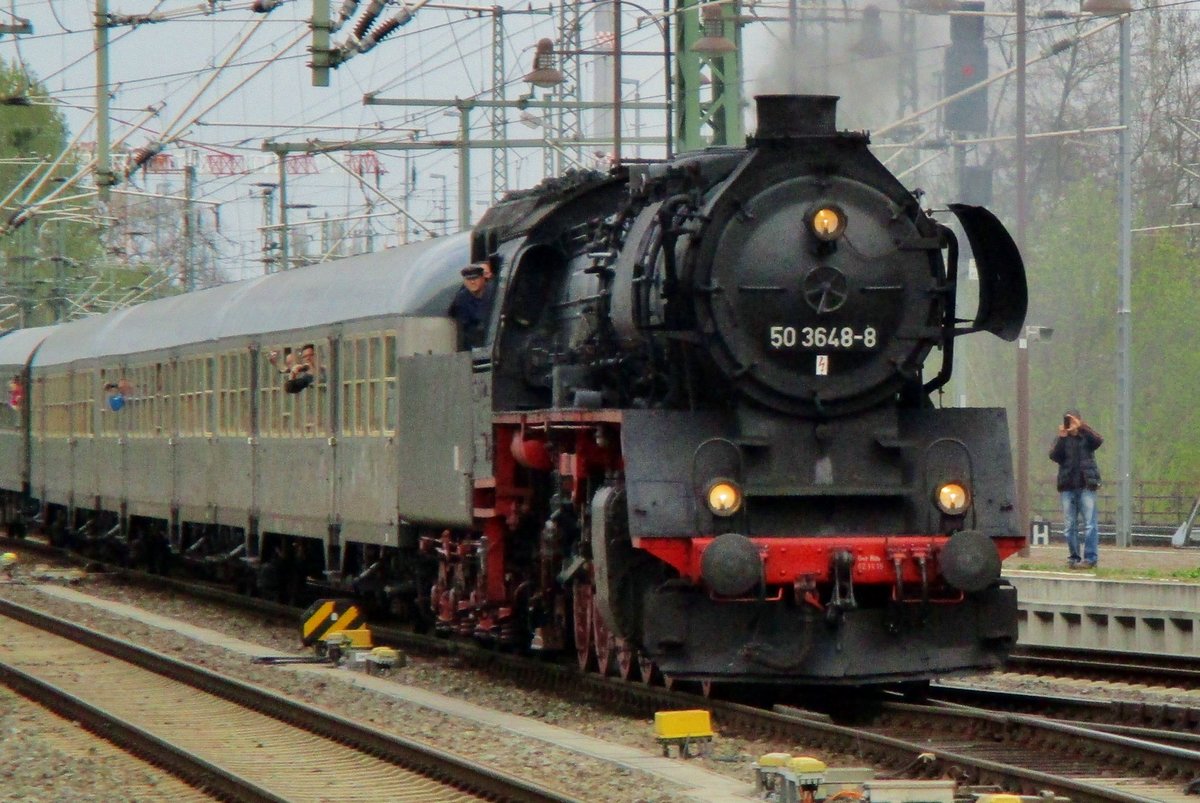 Dampfsonderzug mit 50 3648 treft am 8 April 2017 in Dresden Hbf ein. 