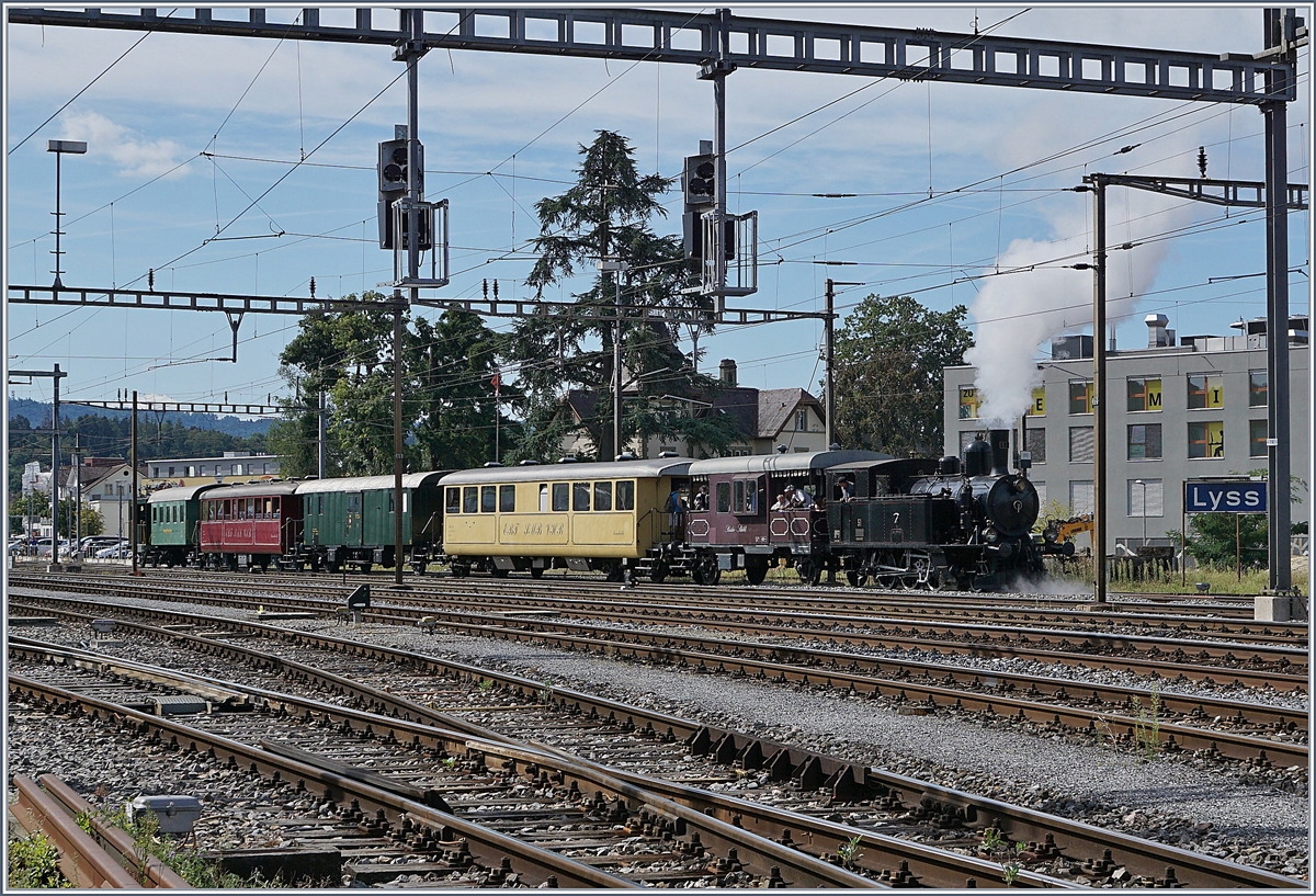 Dampftag 2018 Lyss: die BSB Ed 3/4 N° 51 der Dampfbahn Bern (DBB) und der EBT Te 155 übernahmen die stündlichen Pendelfahrten zwischen Lyss und Aarberg.
Das Bild zeigt den in Lyss ausfahrenden Zug.
11. August 2018