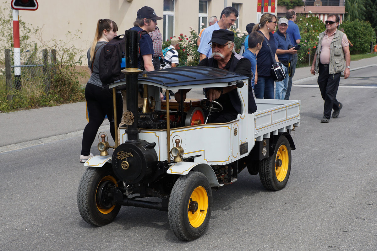 Dampftage 2018 von Lyss
Während den Dampftagen wurde auch auf der Strasse  DAMPF ABGELASSEN  zur Freude der vielen Festbesucher.
Foto: Walter Ruetsch  