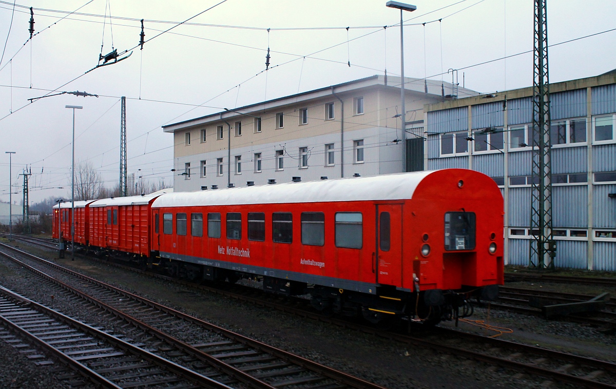 Dank der Baustellenbedingten  Umleitung  nach HH-Altona konnten so einige Dinge festgehalten werden die sonst nicht oder nur sehr schwer fotografiert werden können wie z.B der Hilfs/Rettungszug des Bw HH-Eidelstedt bestehend aus Arbeitswagen Ebz-A 6080 9901 515-8 dem Gerätewagen Ebz-G 4080 9400 911-0 und dem Energieversorgungswagen Ebz-E 4080 9400 961-5 der DB Netz Notfalltechnik. Hamburg 21.02.2015(Aufnahme aus dem vorbeifahrenden Zug)