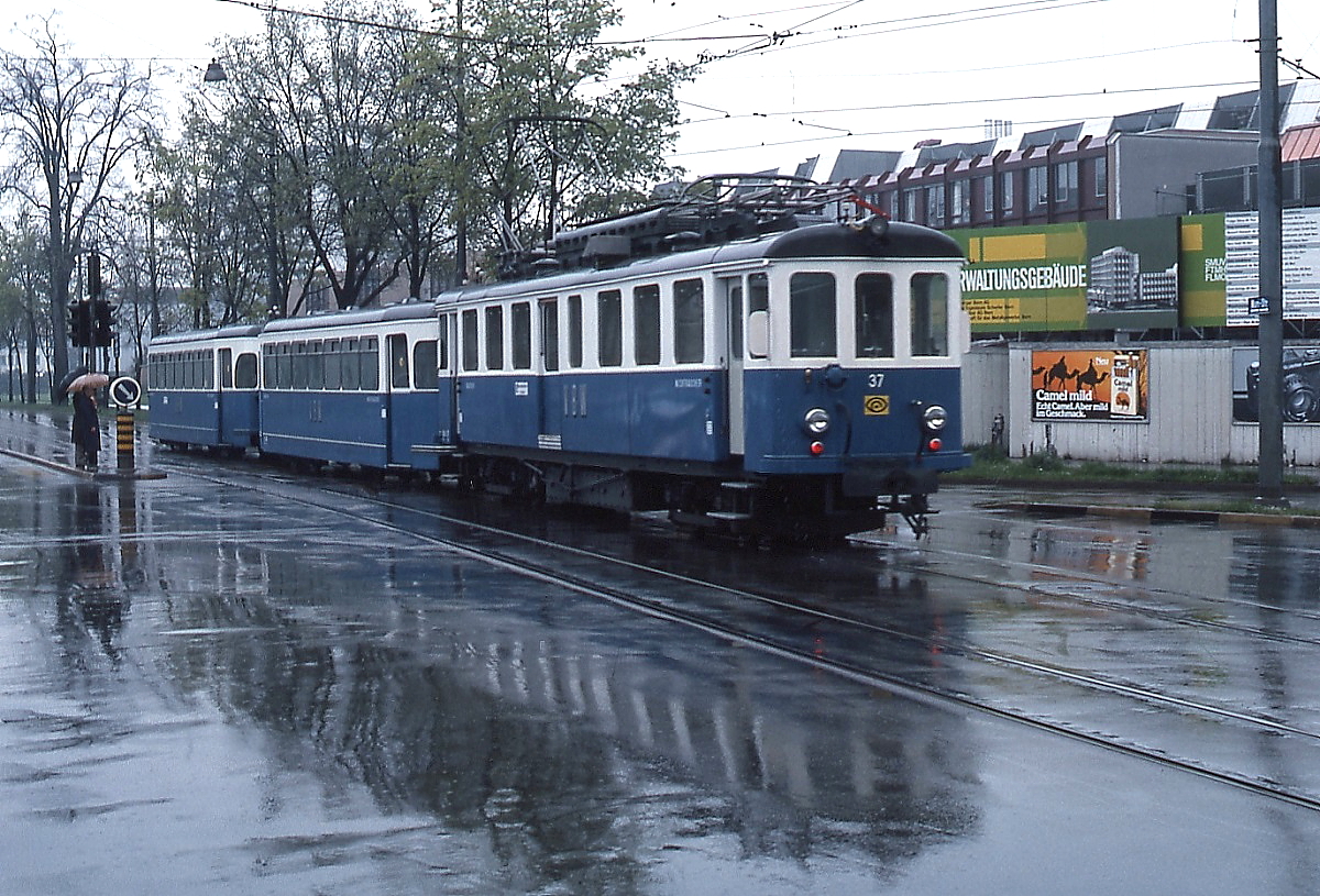  Dank  des krftigen Regens an diesem Maitag 1980 spiegelt sich BDe 4/4 37 (SIG/MFO 1913, Umbau 1958) auf seiner Fahrt von Bern nach Worb im Straenpflaster. Der Triebwagen wurde ursprnglich als CFe 4/4 102 von der Worblentalbahn in Dienst gestellt.
