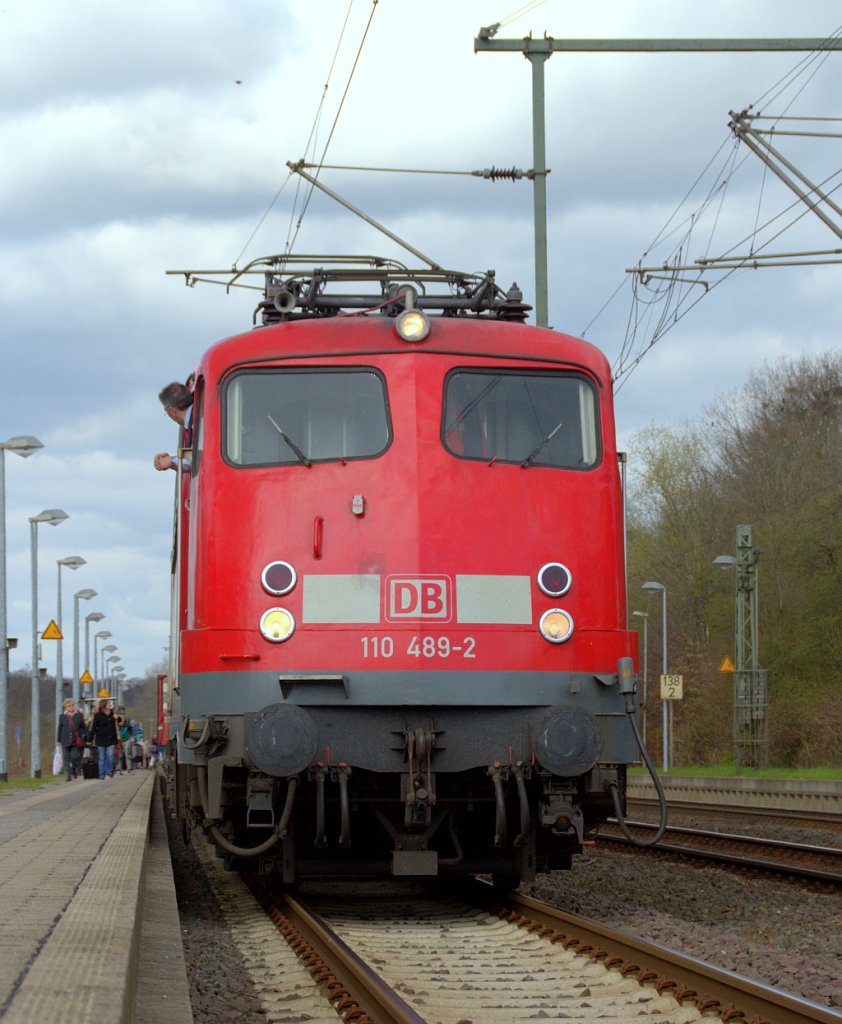 Dank eines schwenkbaren Displays sind auch solche Aufnahmen einer Lady möglich....110 489-2 mit dem IC 2417 kurz vor der Abfahrt aus Schleswig. 15.4.12