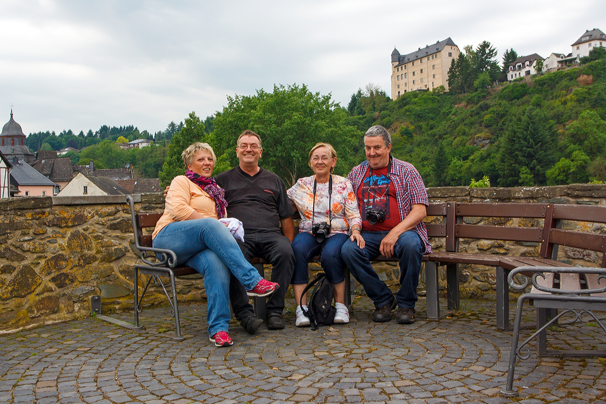 
Dank Selbstauslöser und guter Auflagemöglichkeit, kommt auch schon mal der Fotograf mit auf Bild...
Vier hatten einen Tour an die Lahn unternommen, hier am 26.05.2014 in Runkel.