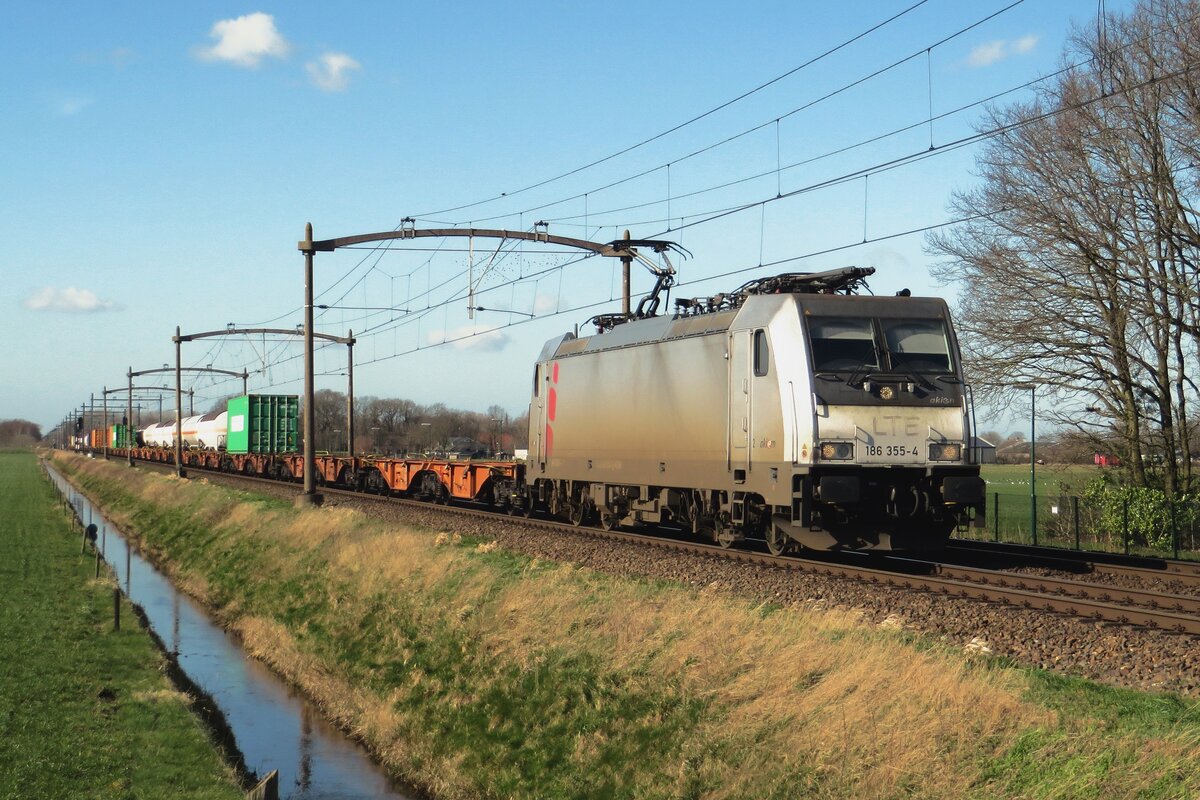 Dann machen wir es so! Die Abwesentheit von Aufkleber wird nicht ausreichend kompensiert vom Stoff und Dunst und so fahrt 186 355 beim Passage von Hulten am 23 Februari 2022 mit provisorische 'Merkmahlen' vom LTE.