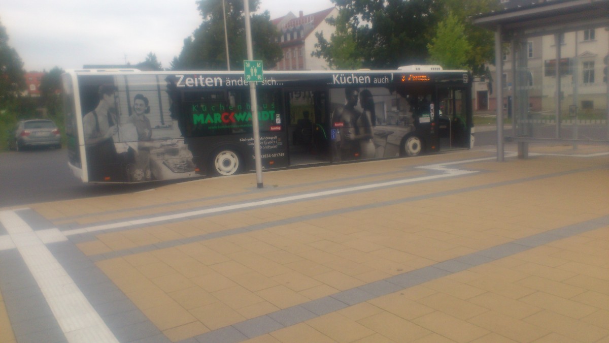 ....dann noch der einzige Solaris der Greifswalder Stadtwerke am Busbahnhof stehend mit seiner aktuellen werbung