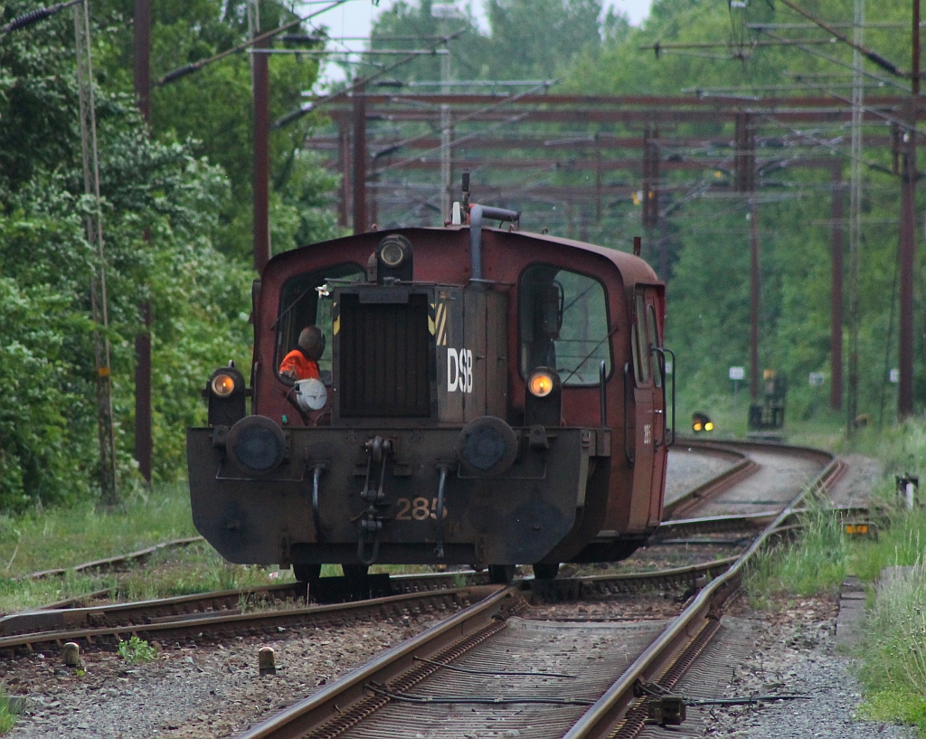 Dann rangierte sich der DSB Traktor 285(KöF II Bj 1969 bei Frichs in Aarhus BauNr.1044)in Position und wartete auf den CN 1273. Padborg 01.06.2013