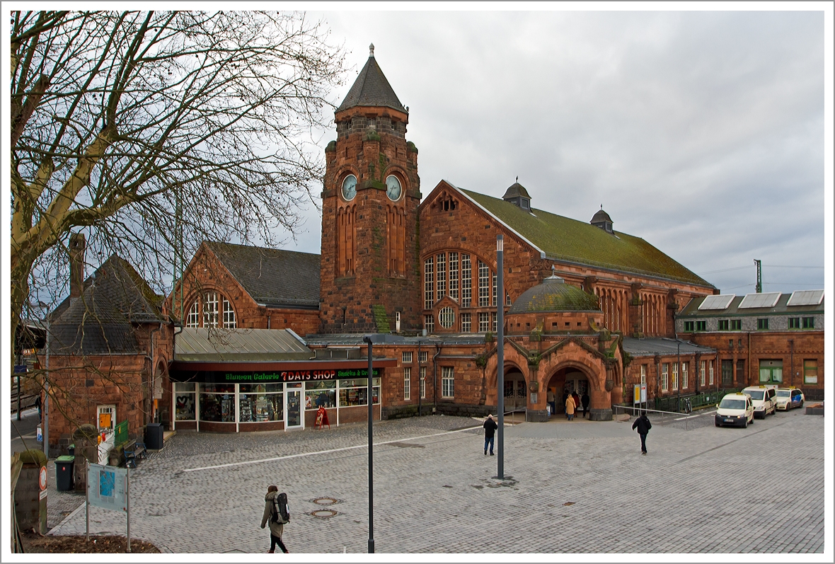 Das 1853/54 erbaute Empfangsgebäude vom Bahnhof Gießen mit Vorplatz am 23.12.2013.  
   
Der Bahnhof Gießen ist ein Keilbahnhof an den Eisenbahnstrecken der KBS 620/630 Main-Weser-Bahn (km 134,0),  der KBS 445 Dillstrecke (km 166,0), der KBS 635 Vogelsbergbahn (km 0,0) und der KBS 631 GießenဓGelnhausen (km 0,0)