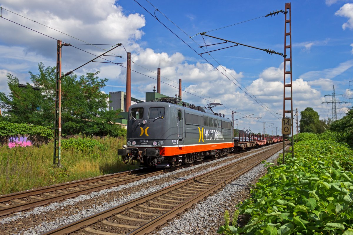 Das aus Schweden stammende Verkehrsunternehmen Hector Rail hat in den vergangenen Jahren mehrere Lokomotiven der Baureihe 151 von der DB angekauft. Eine davon ist 151 063, die heute die interne Nummer 162.010 und den Namen Biberkopf tr�gt. Am 18.08.2020 war die Lok nahe Bottrop unterwegs.