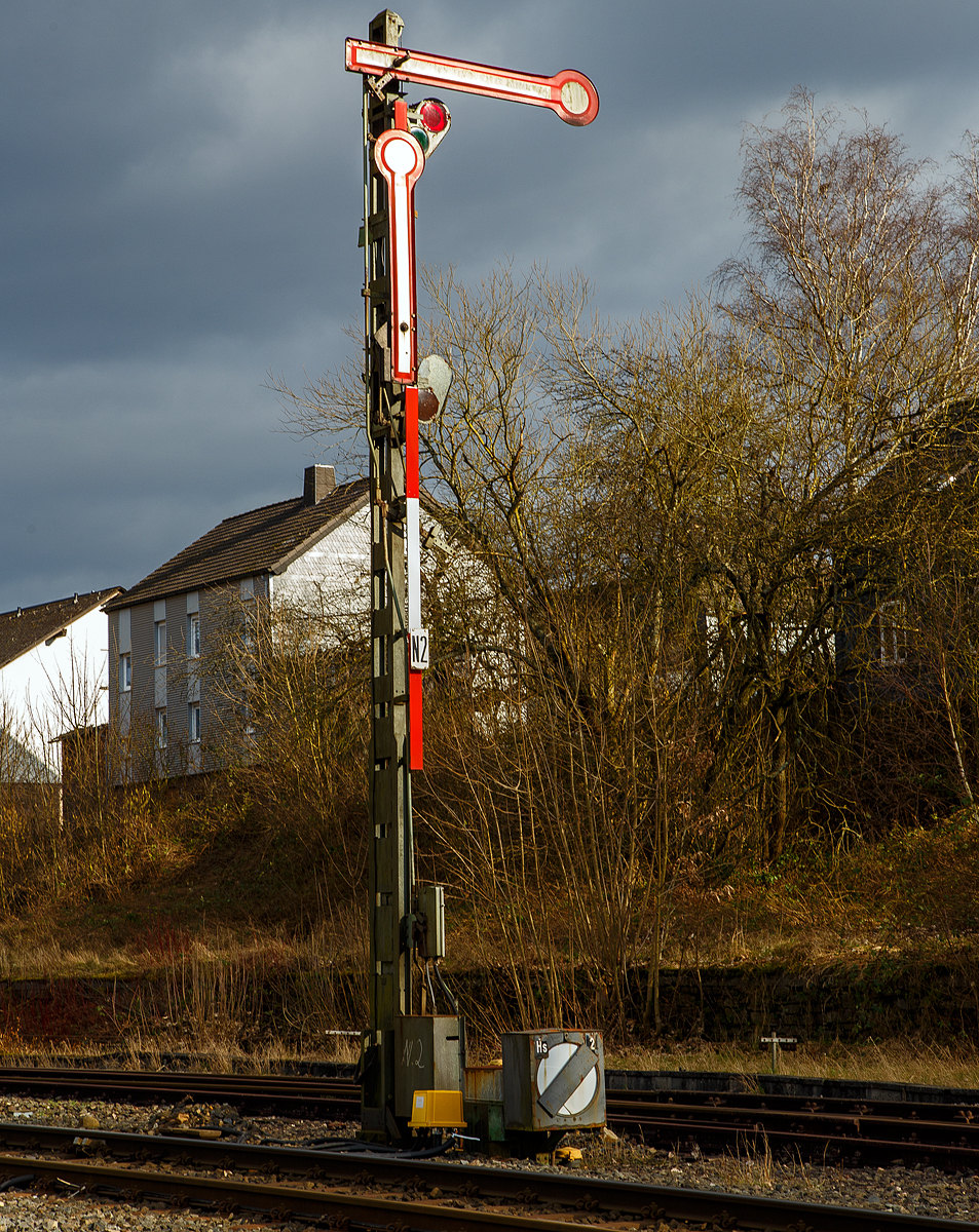 Das Ausfahrtsignal (N2) vom Gleis 2 von dem Bahnhof Herdorf am 15.02.2022. Das Signal zeigt hier Hp 0 – Halt! Davor der „Schotterzwerg“, das niedrige Schutzsignal (Sh - “S“chutz“h“altsignal) zeigt Sh 1 – „Fahrverbot aufgehoben“ bzw. Ra 12 – „Rangierfahrt erlaubt“. Hier in der Verbindung mit dem Hp 0 zeigenden Hauptsignal, hebt es das hebt es das Rangierverbot auf.