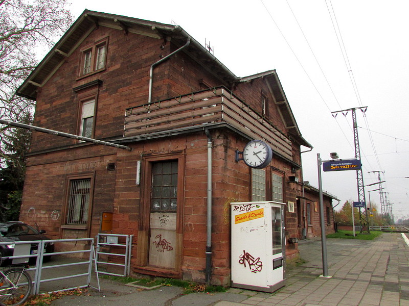 Das Bahnhofsgeb�ude von Weiterstadt am 14.Nov.2013