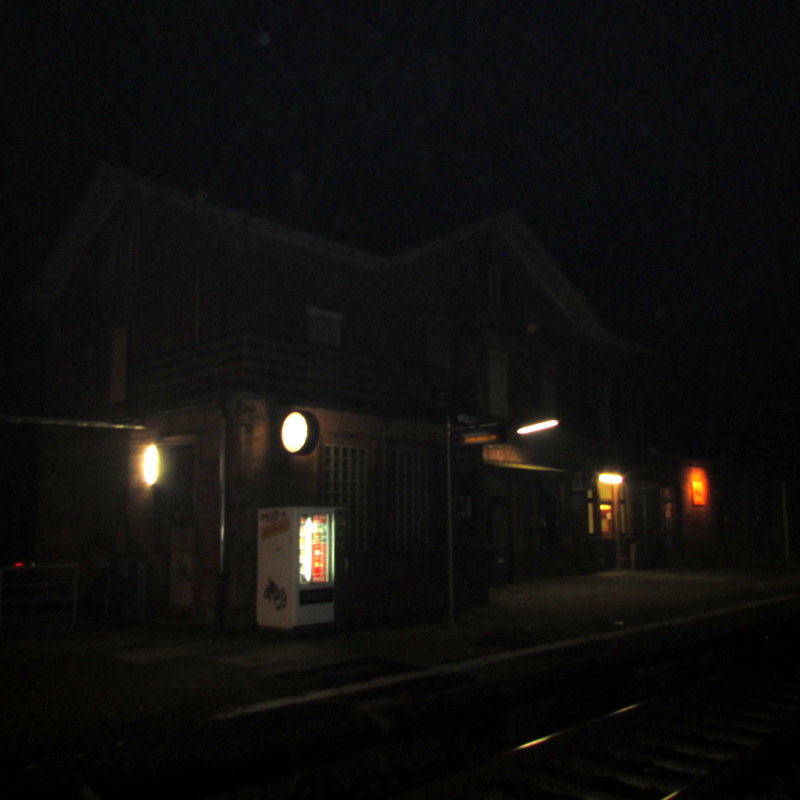 Das Bahnhofsgeb�ude von Weiterstadt am 1.Jan.2014