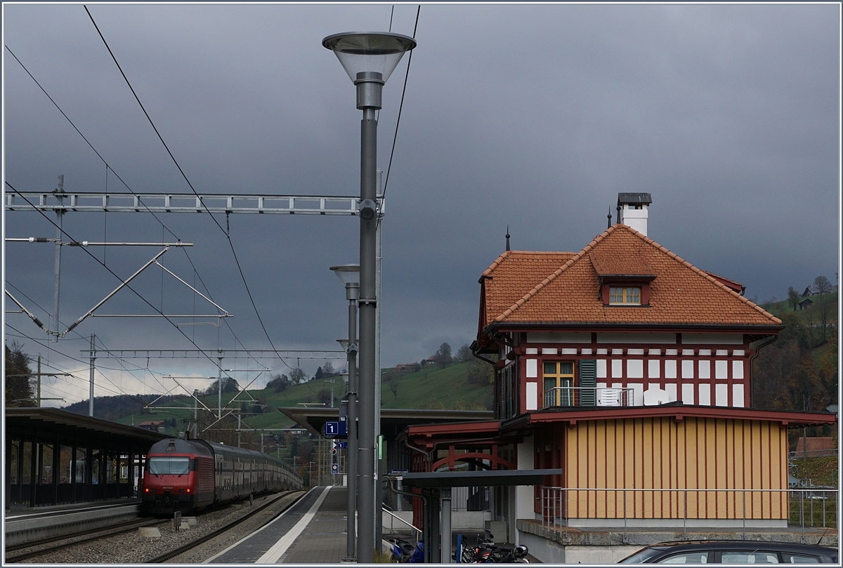 Das Bahnhofsgebäue von Mülenen wurde mustergültig renoviert, auch wenn es nun etwas abseits der Strecke steht, bzw. diese leicht nach Norden verlegt wurde.
30. Okt. 2017
