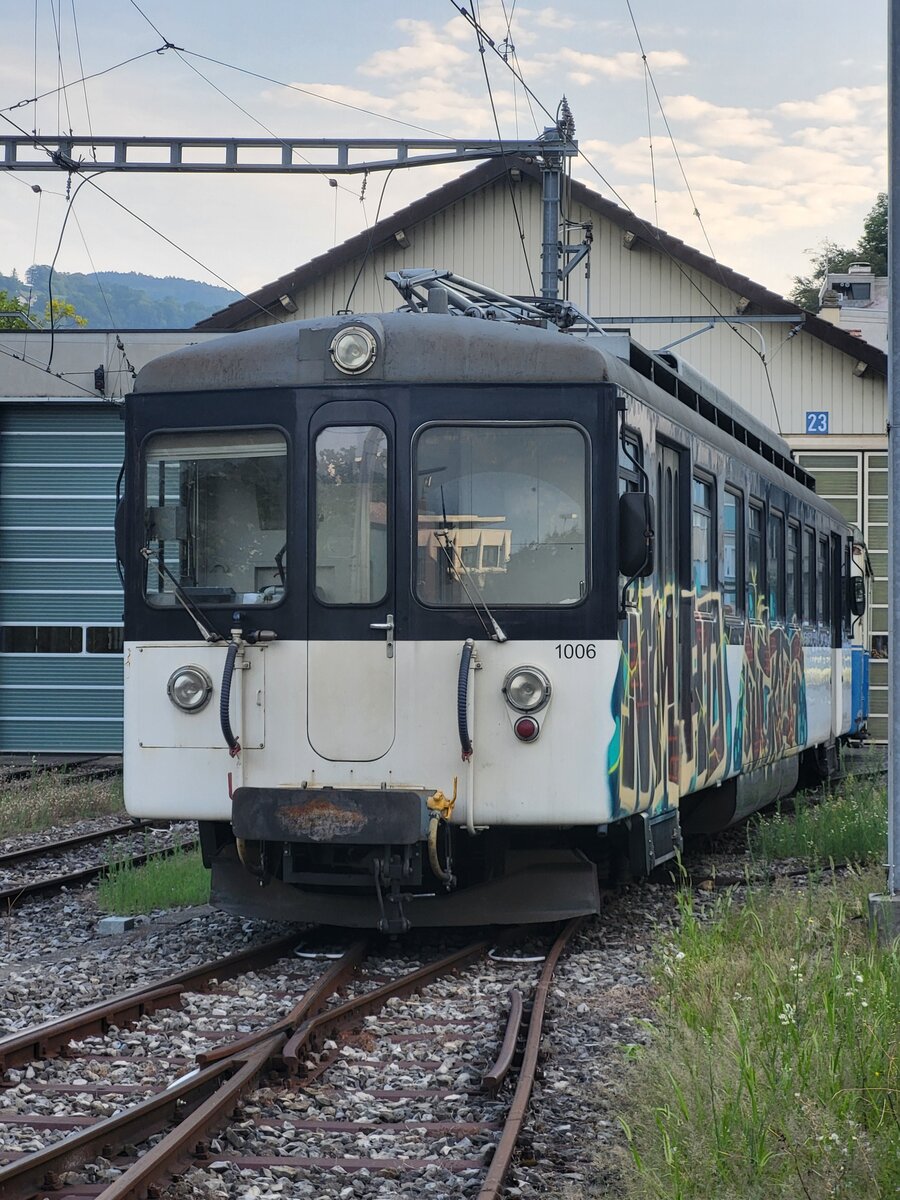 Das bedeutet wohl wenig Gutes: Der MOB Be 4/4 1006 (ex. Bipperlisi) steht mit einem alten MOB Gepäckwagen (D 41) in Vevey.

31 August 2024