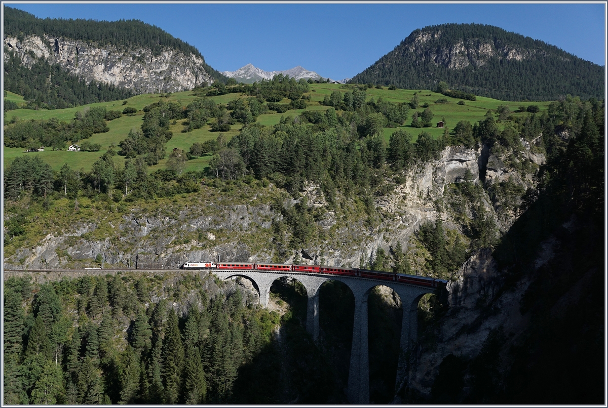 Das bekannte Landwasserviadukt lag noch im Schatten als dich die RhB Ge 4/4  Coop  mit ihrem RE nach Chur fotografierte.
12. Sept. 2017