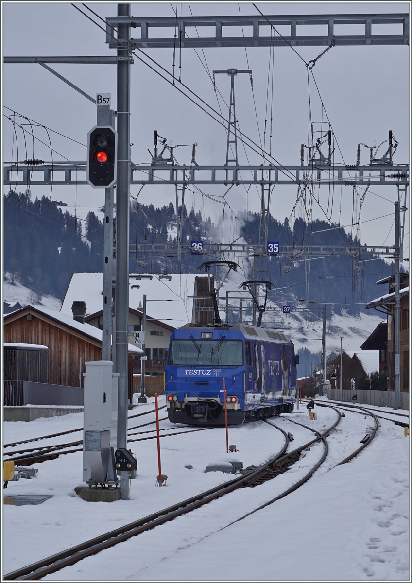 Das Bild zeigt den Zugang von den beiden Gleisen zum Schmalspurgleis für die MOB Ge 4/4 8001 in Zweisimmen. 

15. Dez. 2022