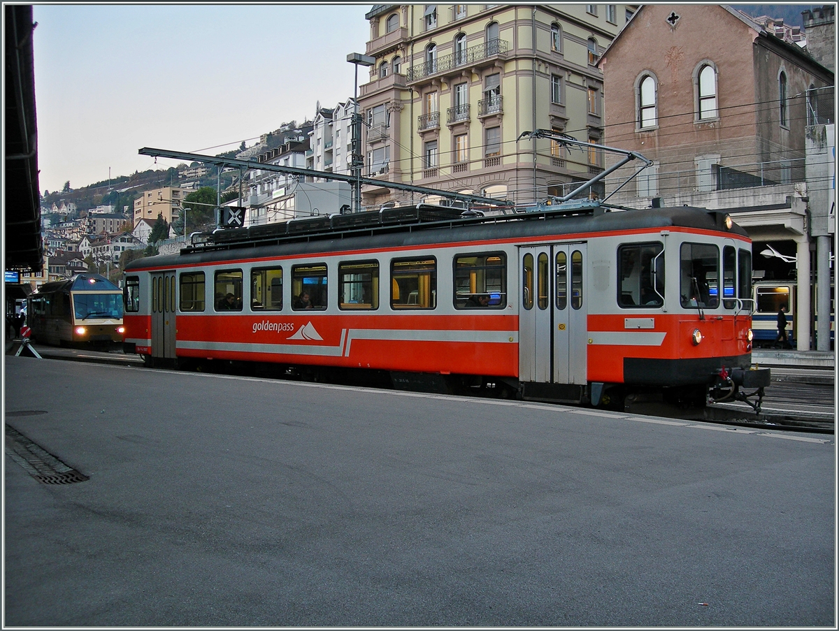 Das Biperlisi, (ex SNB) als Goldepass-Regionalzug in Montreux.
2. Dez. 2013