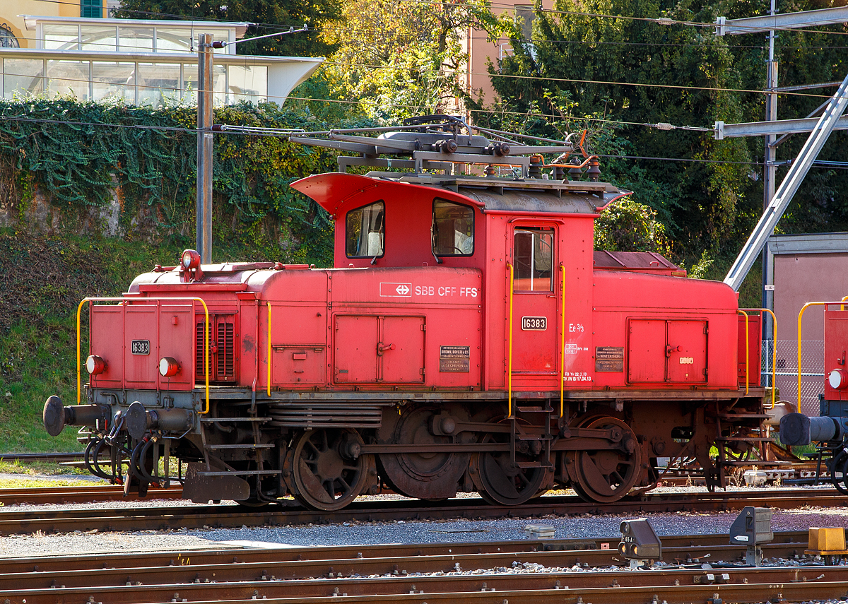 Das  Bügeleisen  SBB Ee 3/3 – 16383 (der 4. Bauserie 1944–1947) abgestellt am 01.11.2019 beim Depot in Chur (aufgenommen vom Bahnsteig).

Die Ee 3/3 sind elektrische Rangierlokomotiven der Schweizerischen Bundesbahnen, für den leichten und mittelschweren Dienst. Die Ee 3/3 verfügen über keine Vielfachsteuerung. Die etwas neueren Ee 3/3 sind noch heute häufig in größeren Bahnhöfen anzutreffen, erhalten aber zunehmend Konkurrenz werden seit 2010 schrittweise durch die SBB Ee 922 ersetzt.

Die ersten Ee 3/3 wurden 1928, diese hatten anfangs noch den Führerstand am einen Ende (was zum Beinamen  Bügeleisen  führte). Die Lokomotive war so erfolgreich, dass erst 1966 die letzte Ee 3/3 gebaut wurde, wobei große Teile der Konstruktion über die Zeit gleich blieben. Um im Rangierbetrieb in beide Richtungen übersichtlich zu sein, wurde das Führerhaus mittig angeordnet. Ein einziger Fahrmotor treibt eine Blindwelle, welche wiederum über ein Kuppelgestänge die Kraftübertragung auf die Räder sicherstellt. Diese antik anmutende Konstruktion wurde bis zur letzten Ee 3/3 1966 beibehalten, obwohl damals Einzelachsantrieb längst üblich war.

Technische Daten der Ee 3/3 – 16383 (der 4. Bauserie 1944–1947):
Spurweite: 1.435 mm (Normalspur)
Achsformel: C (Antrieb über Kuppelstange)
Länge: 9.510 mm
Leistung: 502 kW / 680 PS
Anfahrzugkraft: 98 kN
Gewicht: 39 t (von 45 t auf 39 t gesenkt)
Höchstgeschwindigkeit: 50 km/h
Übersetzung: 1 : 5.579
Stromsysteme: 15 kV 16.7 Hz