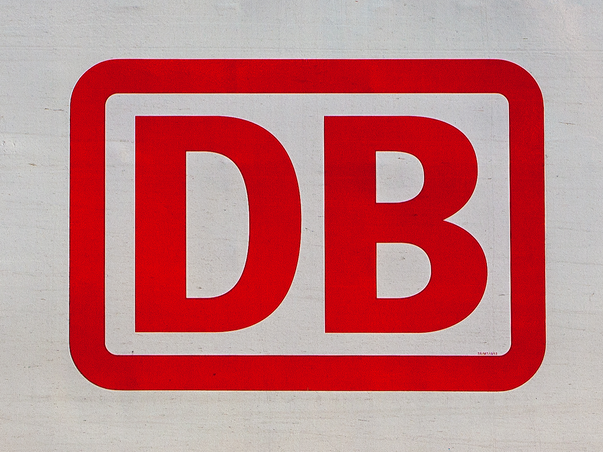 Das DB-Logo,
hier am ICE 1 – (Tz 186 „Chur“), Triebkopf 401 086-4 am 27.08.2014 im Hbf Hanau.
