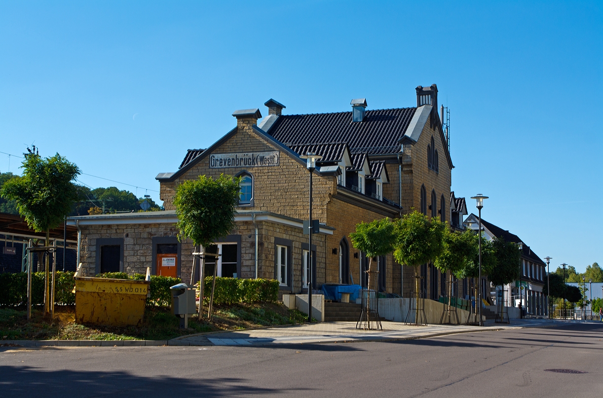 Das ehem. Empfangsgebude vom Bahnhof Grevenbrck (Lennestadt-Grevenbrck/Sauerland) am 29.09.2013 von der Straenseite. Ein Bahnhof an der Ruhr-Sieg-Strecke (KBS 440).