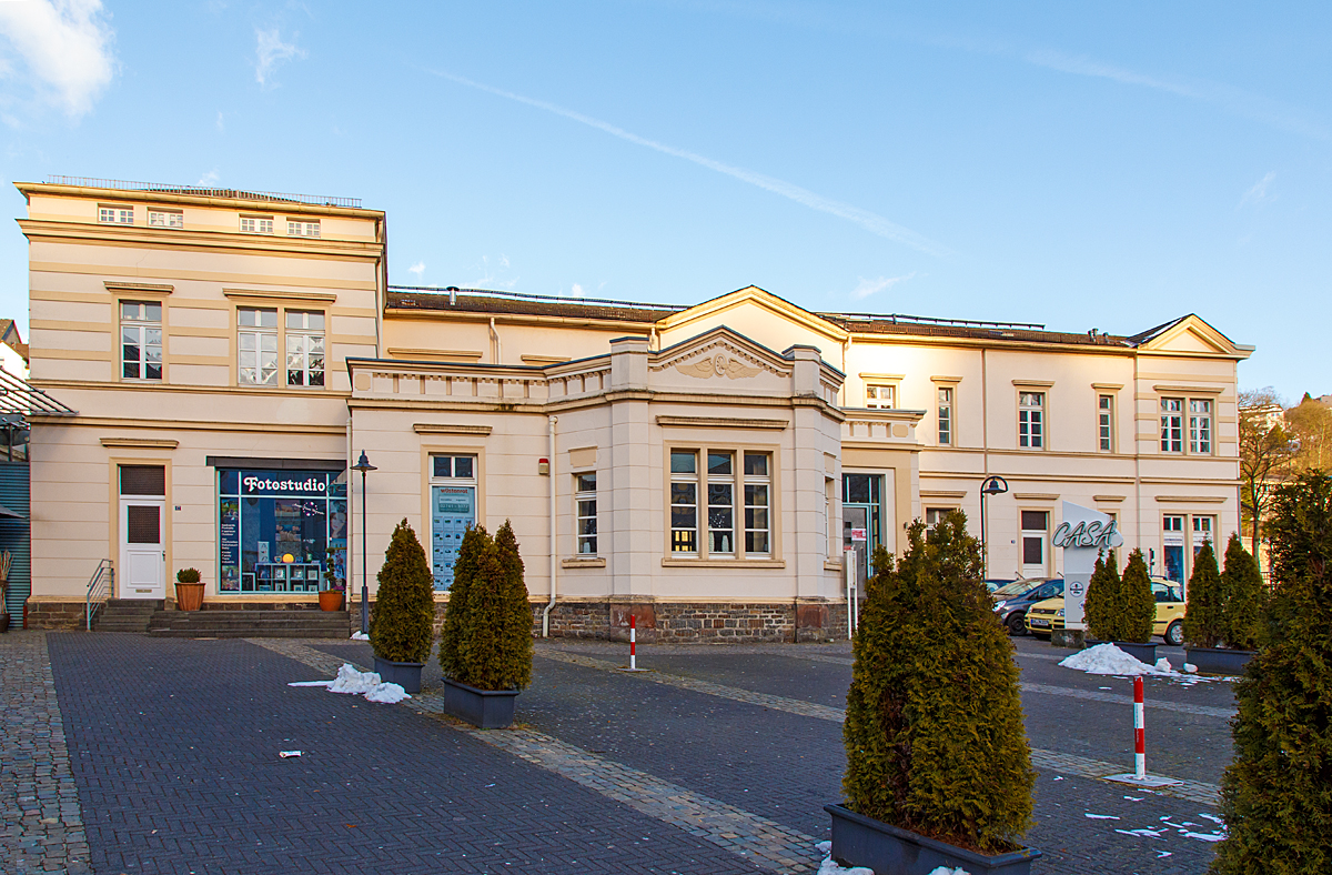 
Das ehemalige Empfangsgebäude vom Bahnhof Kirchen an der Sieg am 08.02.2015 von der Straßenseite. 
Der Bahnhof liegt an Strecken-km 120,7 der Siegstrecke (KBS 460) und war zudem früher Ausgangspunkt (km 0,0) der  ehemaligen Asdorftalbahn (Bahnstrecke Kirchen - Freudenberg).