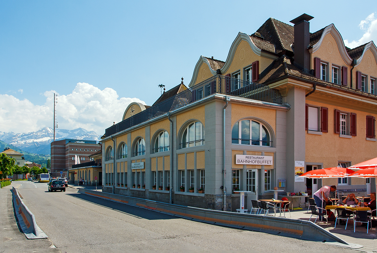 Das Empfangsgebäude vom am 28.05.2012 von der Straßenseite.