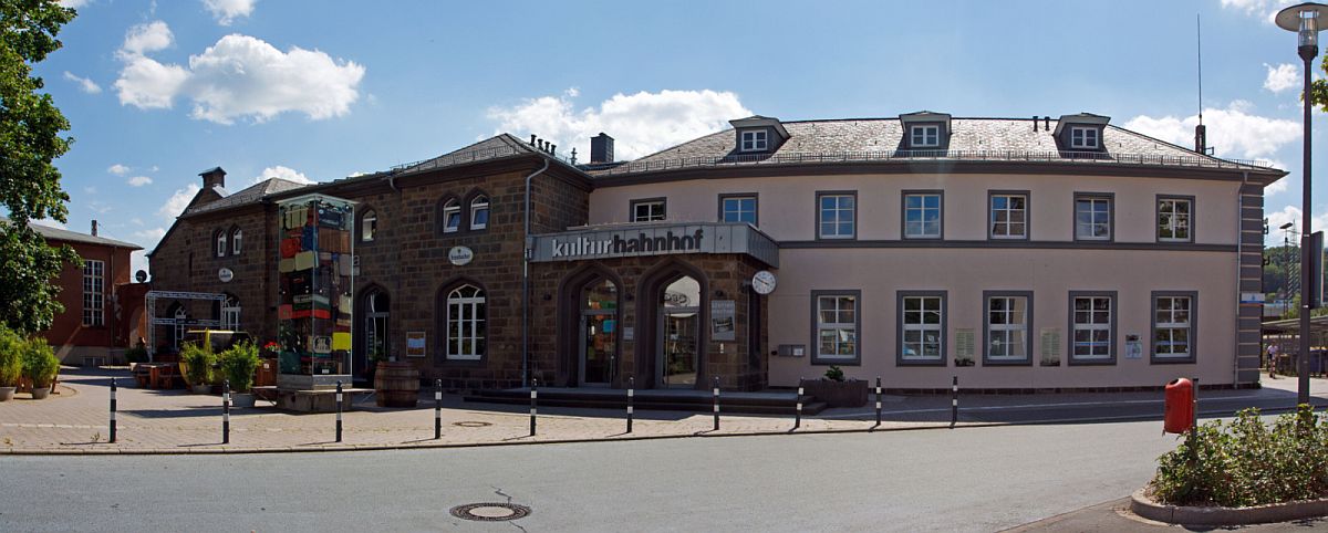 
Das Empfangsgebäude vom Bahnhof Kreuztal am 12.07.2014. Der Bahnhof liegt an km 96,1 der Ruhr-Sieg-Strecke (KBS 440) und hier beginnt die Rothaarbahn (KBS 443) bzw. die Bahnstrecke Kreuztal–Cölbe