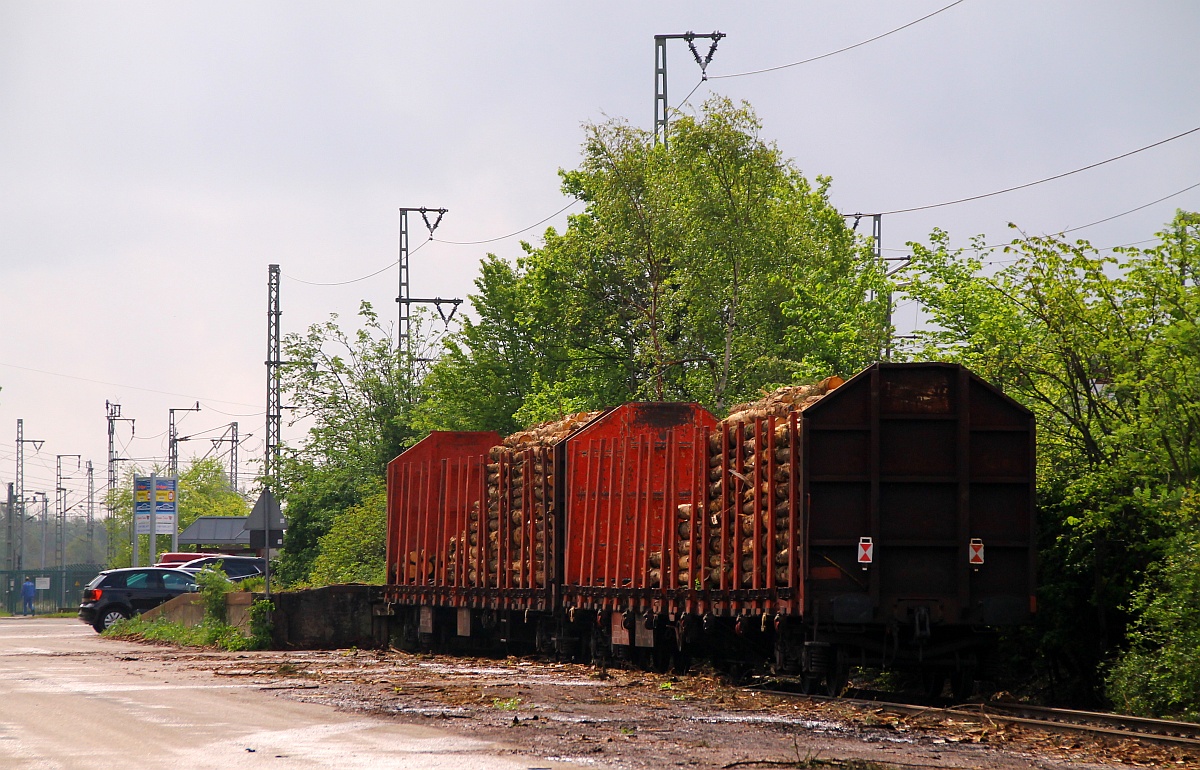 Das Ende der Ladestrasse in Jübek mit der frei betretbaren Laderampe und zwei verbliebenen Güterwagen der Gattung Roos-t 642 die noch mit Holz beladen werden/wurden. Jübek 07.05.2014