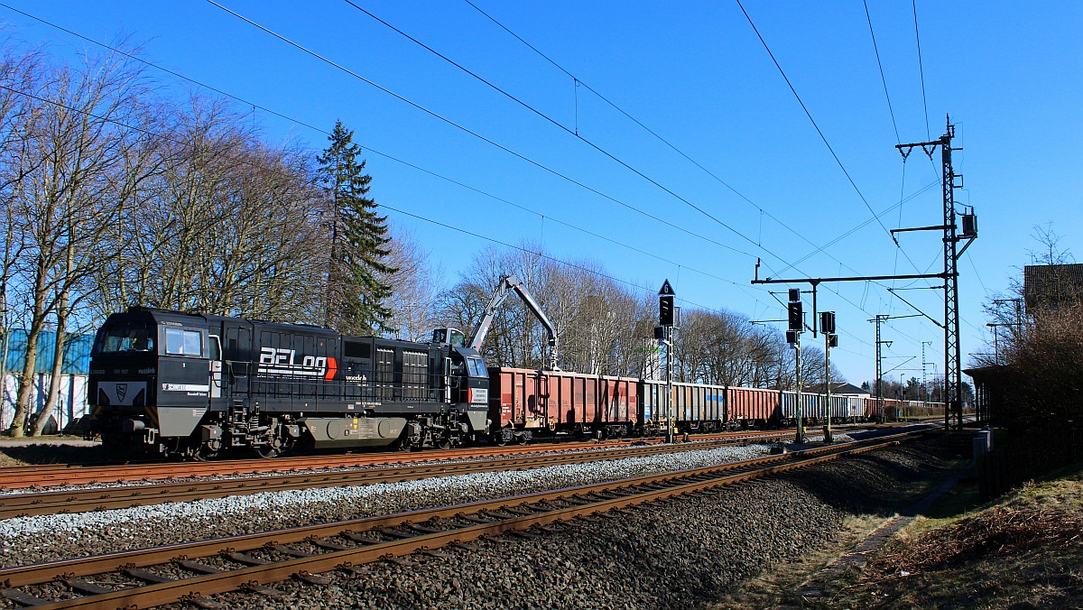 Das entladen beginnt....BeLog/NRail 272 406-0 mit Düngerzug in der Ladestrasse in Jübek. 09.03.2022