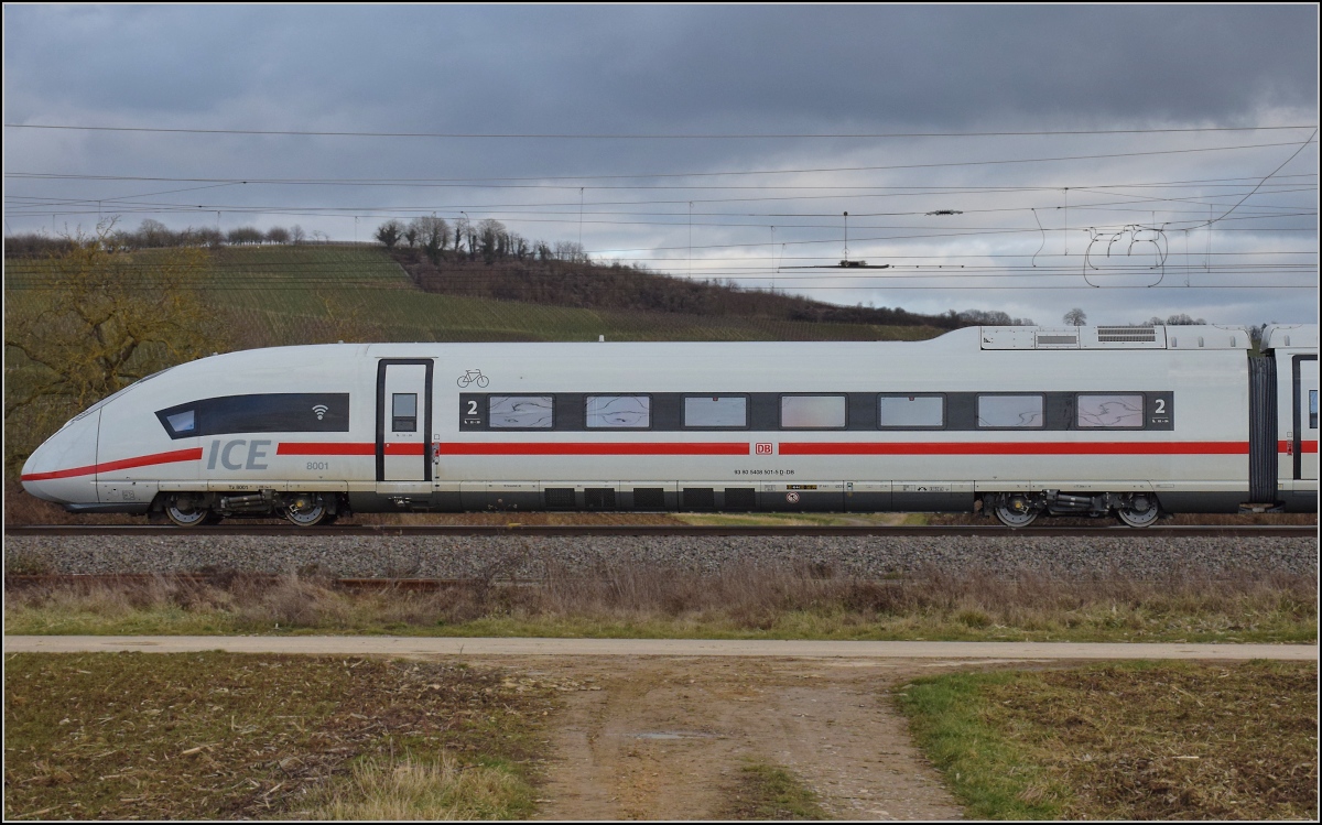 Das erste Exemplar der BR 408 als Überraschungsgast in Schliengen.

Der hintere Endwagen 93 80 5 408 501-5 D-DB von Tfz 8001. Januar 2022.
