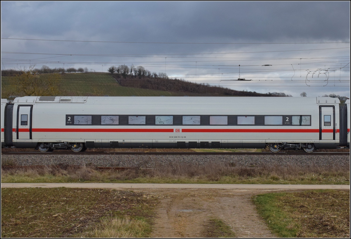Das erste Exemplar der BR 408 als Überraschungsgast in Schliengen.

Wagen 93 80 5 408 701-1 D-DB von Tfz 8001. Januar 2022.