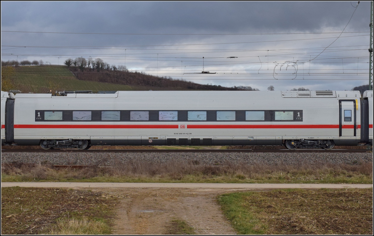 Das erste Exemplar der BR 408 als Überraschungsgast in Schliengen.

Wagen 93 80 5 408 101-4 D-DB von Tfz 8001. Januar 2022.