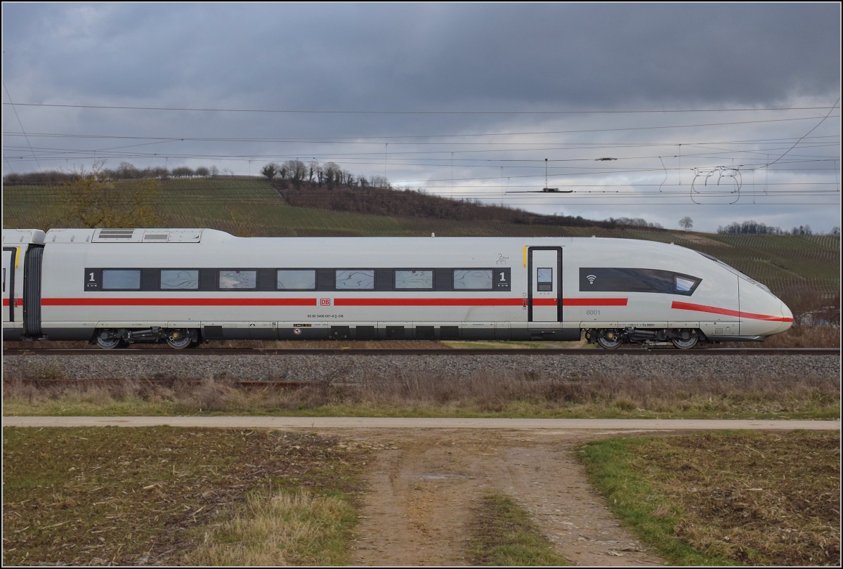 Das erste Exemplar der BR 408 als Überraschungsgast in Schliengen.

Der vordere Endwagen 93 80 5 408 001-6 D-DB von Tfz 8001. Januar 2022.