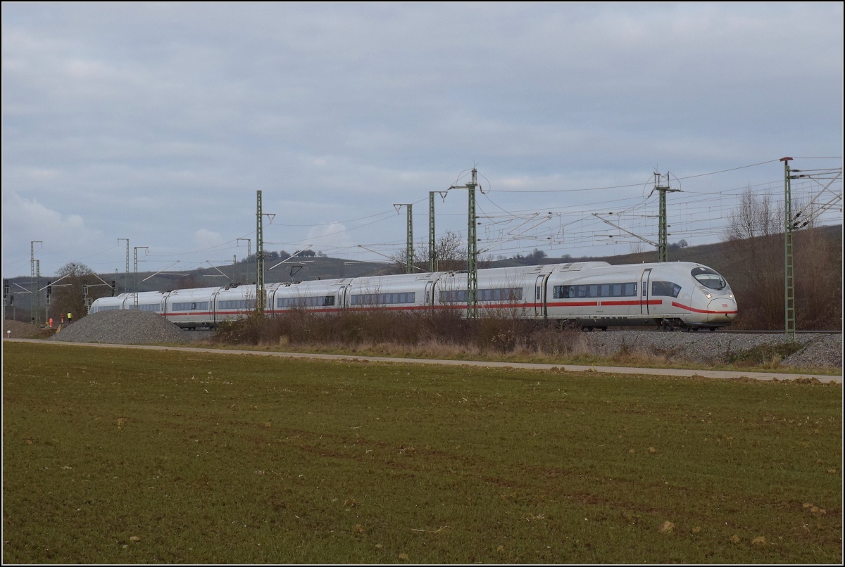 Das erste Exemplar der BR 408 als Überraschungsgast in Schliengen. 

Tfz 8001 mit Endwagen 93 80 5 408 001-6 D-DB vorne fährt Richtung Basel. Ich vermute mal, das wird mehr als eine Testfahrt nach Basel. Januar 2022.