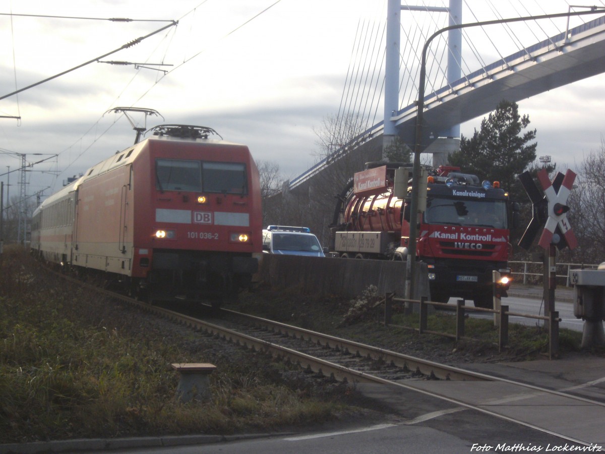 Das erste Foto nach den Bauarbeiten in Bad Kleinen kam 101 036-2 als Intercity (IC) mit Ziel Ostseebad Binz auf´m D�nhom mir entgegen und konnte somit das erste Foto wieder machen am 16.12.13