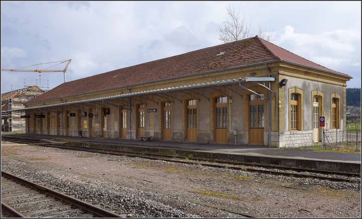 Das etwas andere Empfangsgebäude in Morteau. Hier residiert der französische Zoll. Allerdings fragt man sich schon, welcher Zug hier die Menschenmassen bringen soll, um dieses Gebäude je zu füllen. April 2018.