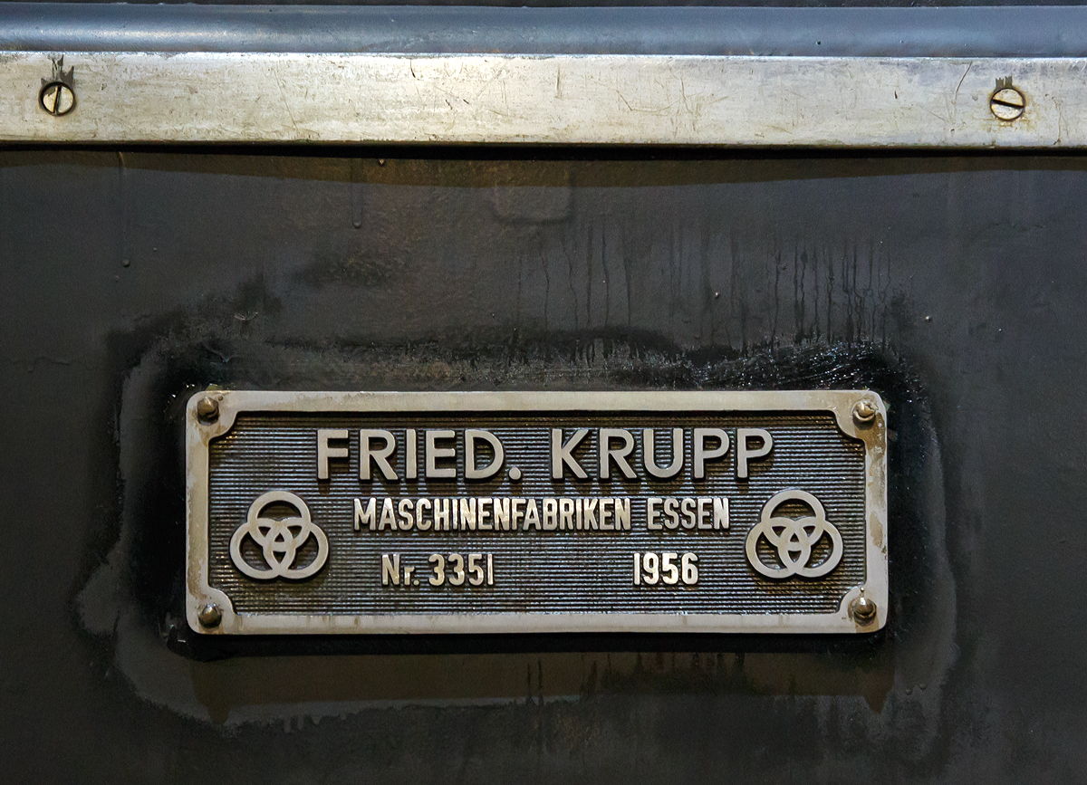 
Das Fabrikschild der DB 10 001 am 27.03.2016 Deutschen Dampflokomotiv-Museum in Neuenmarkt-Wirsberg. Es befindet sich ber dem mittleren Treibrad.