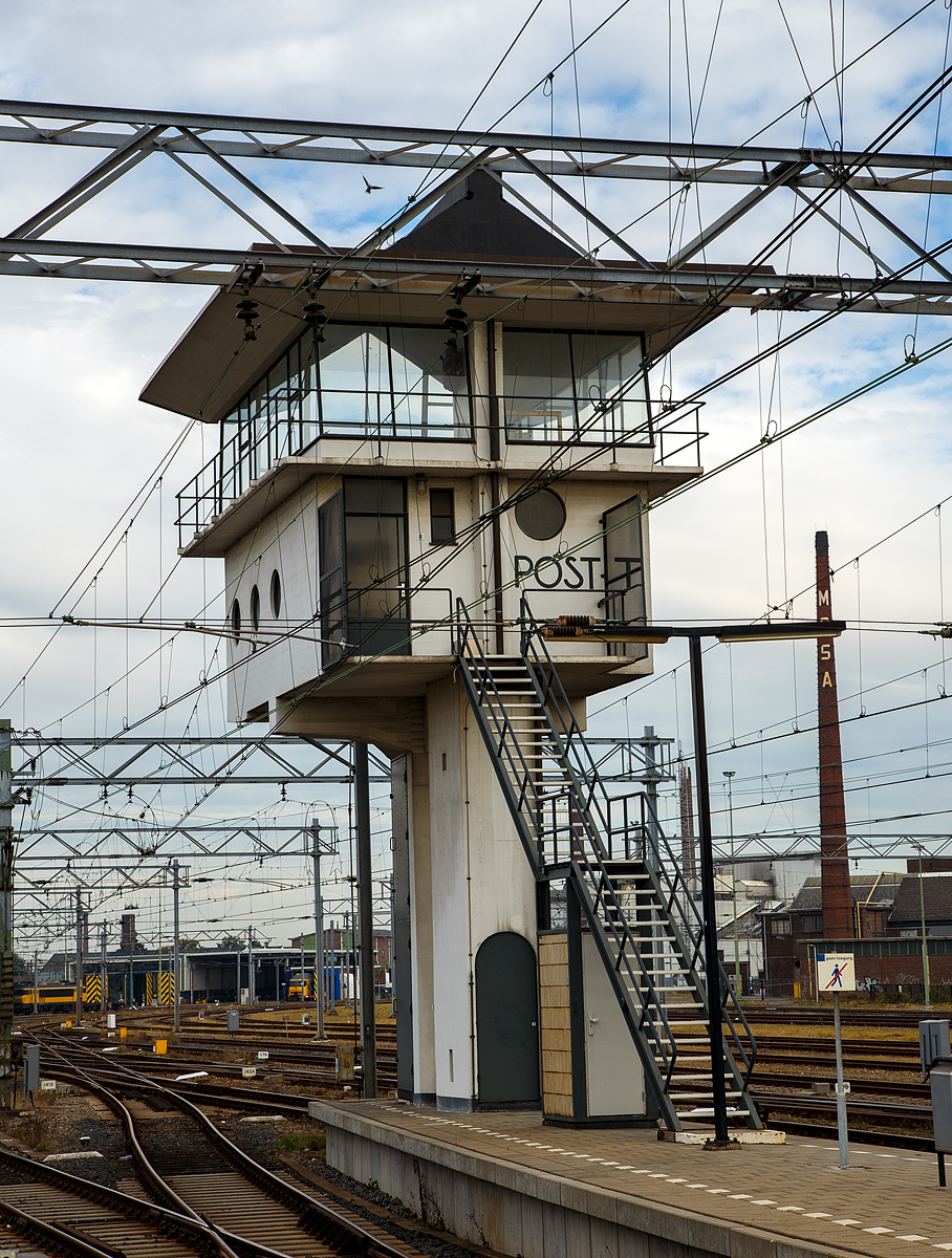 Das Fahrdienstleiter Stellwerk vom Bahnhof Maastricht am 03.10.2015.

In den Niederlanden werden die Stellwerke als Post bezeichnet, hier Post T steht fr Stellwerk Fahrdienstleitung. 
