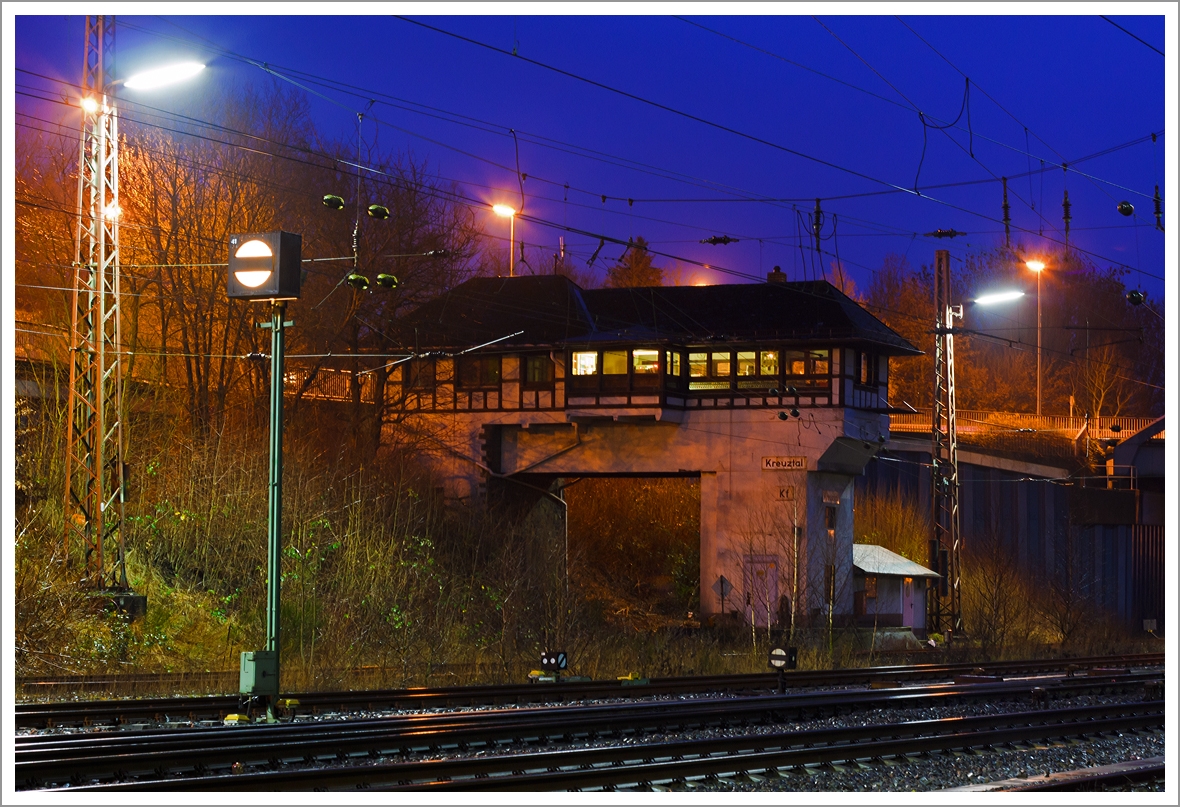 Das Fahrdienstleiter Stellwerk Kreuztal (Kf) am 04.01.2014 im abendlichen Licht. 

Das Reiterstellwerk wurde 1923 in Betrieb genommen, heute steht es unter Denkmalschutz. 