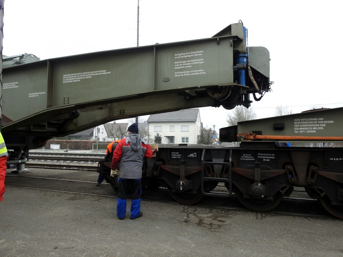 Das Fahrgestell des 84 80 D AMPR 996 0 003-5, Baujahr 1961, von Ampiron mit Siemens-Transformator f�r Max.-Dauerleistung von 333,33 MVA, wird abgezogen. V�hringen am 09.03.2016.