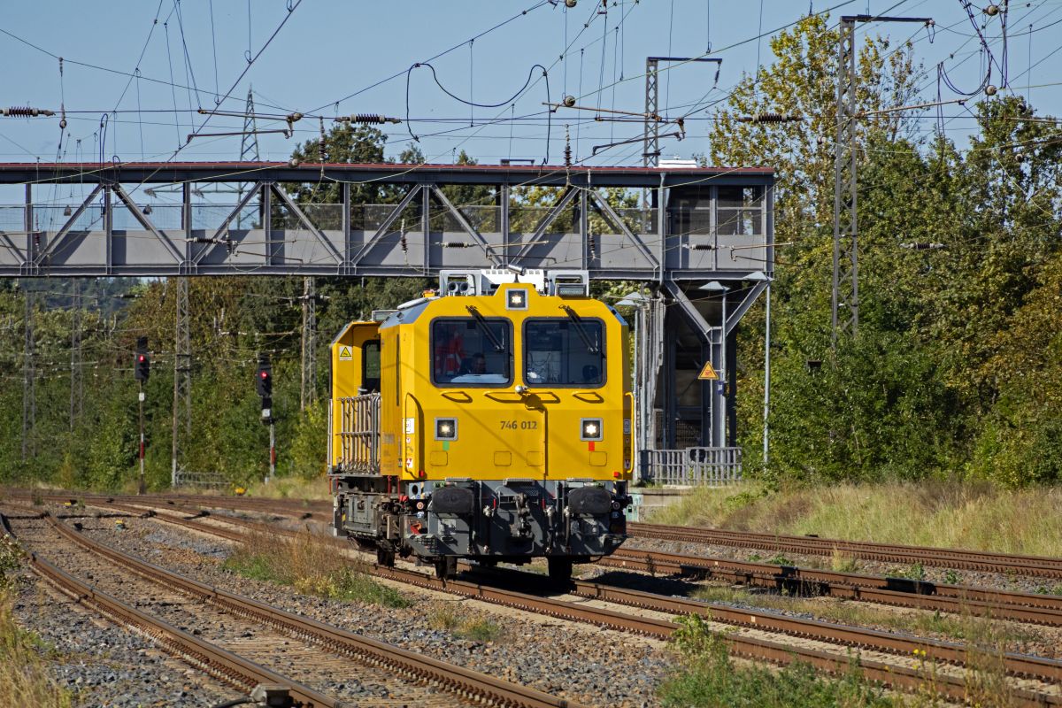 Das Gleisarbeitsfahrzeug 746 012 durchf�hrt am 24.09.25 Saarmund in Richtung Osten.