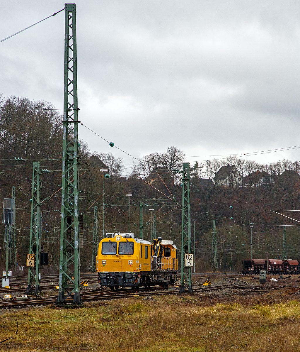 Das Gleisarbeitsfahrzeug „Hummel“ 746 014 (99 80 9110 014-4 D-DB), ein neues Plasser & Theurer GAF (MISS-Plattform) der DB Netz AG (Netz Instandhaltung) verlsst am 18.01.2022 den Rbf Betzdorf (Sieg) und fhrt gleichdrauf  in Richtung Siegen. Zuvor stand es im Rbf, es kam wohl ber die Hellertalbahn aus Richtung Herdorf und bevor es ber die Siegstrecke in Richtung Siegen weiterfahren konnte, musste es erst den planmigen Personenverkehr abwarten.

Das Gleisarbeitsfahrzeug (GAF) wurde 2019 von Plasser & Theurer in Linz (sterreich) unter der Fabriknummer 6702 gebaut.
