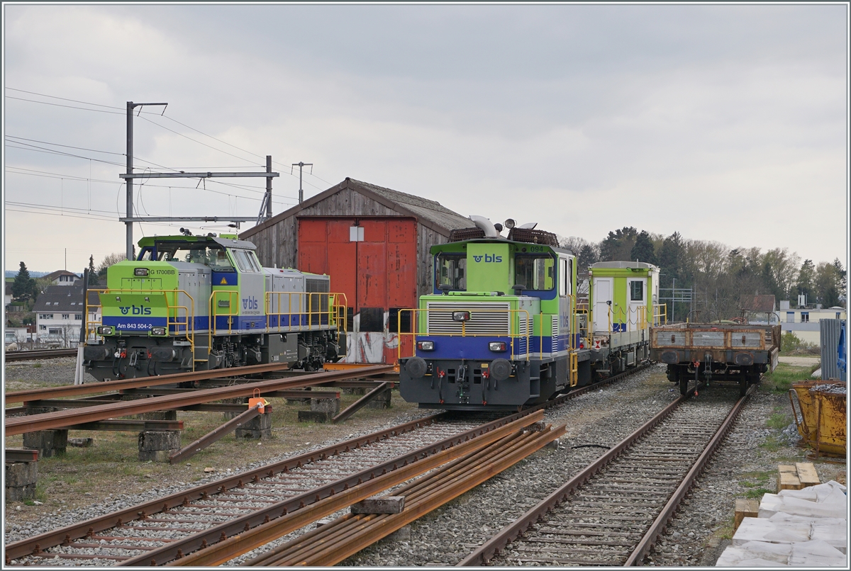 Das Grenchen Nord eine BLS Station ist, hört man nicht nur an den Durchsagen vor der Zugseinfahrt, sondern kann man auch sehen wenn bei Bauarbeiten BLS Loks auf ihren nächsten Einsatz warten. Im Bild links, leider etwa verdeckt die BLS Am 843 504 und rechts der hier stationierte BLS Tm 235 094 (Tm 98 85 5235 094-0 CH-BLSN). 

18. April 2021