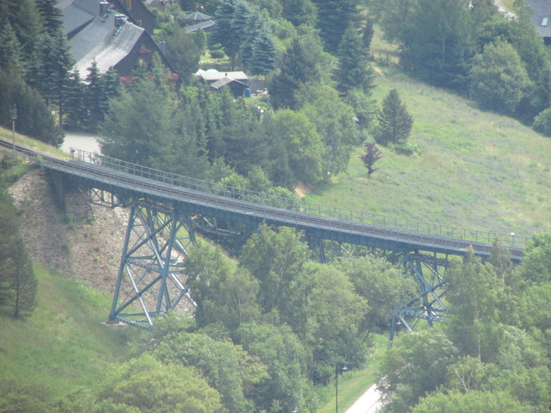 Das H�ttenbachviadukt kurz vor Oberwiesenthal am 15.Juli.2013 aus der Schwebebahn gesehen