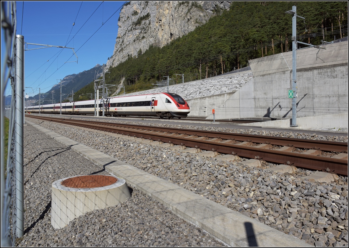 Das ICN-Doppel RABDe 500 001 'Jean Paget' und im Bild 500 002 'Annemarie Schwarzenbach' fährt aus dem Gotthardbasistunnel am Nordportal aus. Erstfeld, Oktober 2019. 