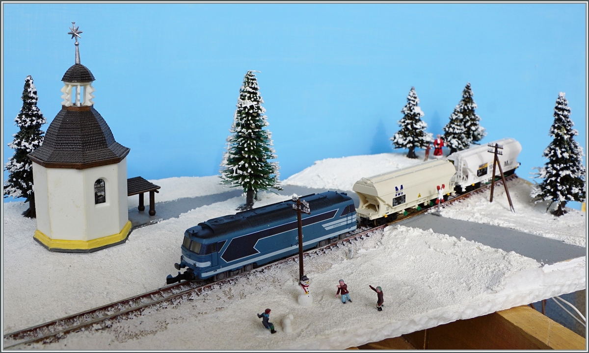 Das Jubiläum 50 Jahre Modelleisenbahn im Massstab 1:220 (Z Spur) wird für mich nun gekrönt mit dem Erscheinen des Modelles der SNCB BB 67615 von AZAR models. Dem sehr gefälligen Vorbild bin im immer wieder begegnet, auch an Modelle (H0) reichen meine Erinnerungen weit zurück und nun, da beim Vorbild kaum mehr zu sehen, rollt eine SNCF BB 67000 über meine 6.5 mm Spur Anlage.

18. März 2022