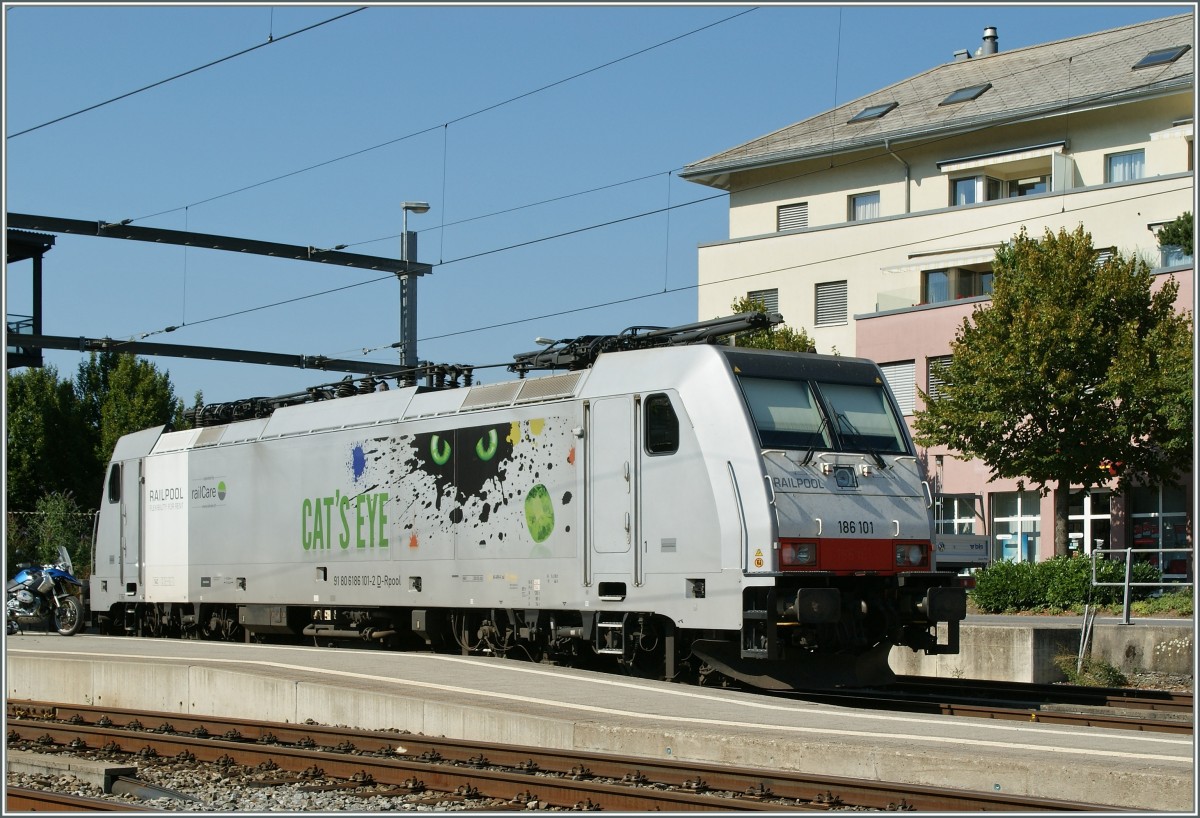 Das  Katzenauge  (186 101) abgestellt in Spiez.
21. Aug. 2013