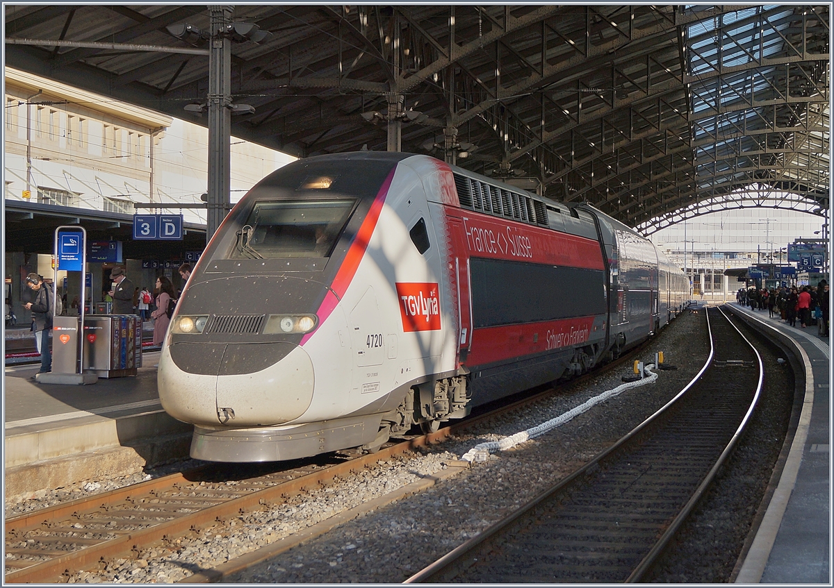 Das künftige Erscheinungsbild von Lyria: Als TGV Lyria Zugspaar 9773/9778 von Paris nach Lausanne (via Genève) und Zurück unterwegs, verlässt der TGV 4720 mit den Triebköpfen 310039 und 40 Lausanne in Richtung Paris. Künftig sollen alle TGV Lyria in dieser Farbgebung und als Dulex unterwegs sein. 
28. Feb. 2019